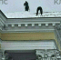 Альпинисты очищают от снега крышу драмтеатра | Фото: очевидец - Klops.Ru