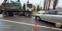 На полесской трассе грузовик на встречке врезался в легковушку, два человека госпитализированы - Комсомольская правда