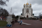 В Калининграде ветер повалил новогодние украшения на пл. Победы и деревья (фото) (дополнено)