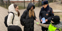 В рамках мероприятия «Дети-пешеходы! Дети - пассажиры!» сотрудники Госавтоинспекции города Черняховска вместе с юными инспекторами дорожного движения провели тематическую акцию вблизи общеобразовательного учреждения - ГИБДД