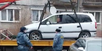 Калининградец залез в машину, которую арестовали за долги и эвакуировали - Комсомольская правда