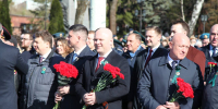 В преддверии 80-летия Победы в Великой Отечественной войне председатель Калининградского областного суда Евгений Петрович Быков принял участие в торжественной церемонии возложения цветов к памятнику воинам, погибшим при штурме Кёнигсберга. - Калининградский областной суд