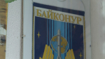 Космическую выставку сделал у себя в подъезде Николай Кузнецов, заслуженный испытатель космодрома «Байконур»