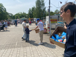 «Волшебники» от ЛДПР раздали маленьким калининградцам мороженое