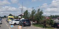 В поселке Луговое столкнулись автомобили, их вынесло на тротуар - Комсомольская правда