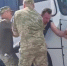 Сотрудники ТЦК Украины заталкивают мужчину в автобус/ © Стоп кадр видео из соцсетей - НИА-Калининград