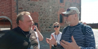 Актер Виктор Бычков, сыгравший Кузьмича в «Особенностях национальной рыбалки», посетил замок Тапиау - Комсомольская правда