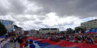 На площади Победы в Калининграде развернули гигантский флаг России (фото) - Kaliningrad.Ru