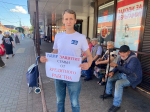 В Калининграде партийцы пикетируют МФО и требуют защиты семей от долгов