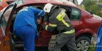 После аварии с рельсобусом на ж/д путях в Полесске водителя легковушки доставали спасатели - Klops.Ru