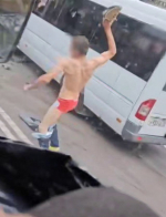 Мужчина швырял одежду и обувь с размаху как театре.jpeg