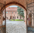 В замке Нойхаузен в Гурьевске установили копию исторических ворот с эмблемами львов (фото) - Kaliningrad.Ru