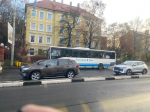 На Советском проспекте автомобиль повалил столб, дорога перекрыта