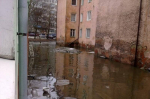 В Калининграде вступились за бабушку из дома в воде