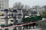 В центре Калининграда приступили к установке новогодней ёлки (фото)