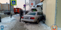 В Гурьевске водитель «Ауди» сбил на тротуаре пешехода и врезался в аптеку - Kaskad.TV