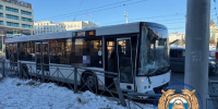 В центре Калининграда автобус врезался в ограждение и световую опору: пострадали пять человек (фото) - Kaliningrad.Ru