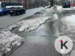 В центре Калининграда из-под асфальта бьёт фонтан, обходившая потоп женщина разбила лицо на гололёде (фото)