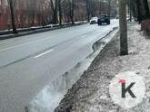 В центре Калининграда из-под асфальта бьёт фонтан, обходившая потоп женщина разбила лицо на гололёде (фото)