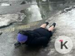 В центре Калининграда из-под асфальта бьёт фонтан, обходившая потоп женщина разбила лицо на гололёде (фото)