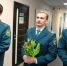 В Калининградской таможне мужчины встретили коллег цветами - KaliningradNews.Ru