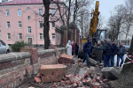 Очевидцы: на ул. Колхозной в Калининграде сносят столетние заборы (фото)