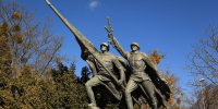 К мемориалу 1200 гвардейцам в Калининграде возложили цветы в годовщину штурма Кёнигсберга (фото) - Kaliningrad.Ru