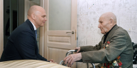 Алексей Беспрозванных вручил медаль «80 лет Калининградской области» участнику штурма Кёнигсберга - Министерство социальной политики