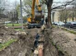 В Калининграде в сквере у драмтеатра из-за ремонта трубы разрыли часть газона (фото)