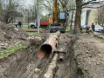 В Калининграде в сквере у драмтеатра из-за ремонта трубы разрыли часть газона (фото)