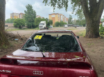 В Калининграде крупная ветка упала на машину во дворе, где не закончили обрезку опасных деревьев - Новости Калининграда | Фото: очевидец