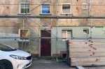 На улице Офицерской в Калининграде приступили к ремонту длинного дома в стиле функционализма (фото)